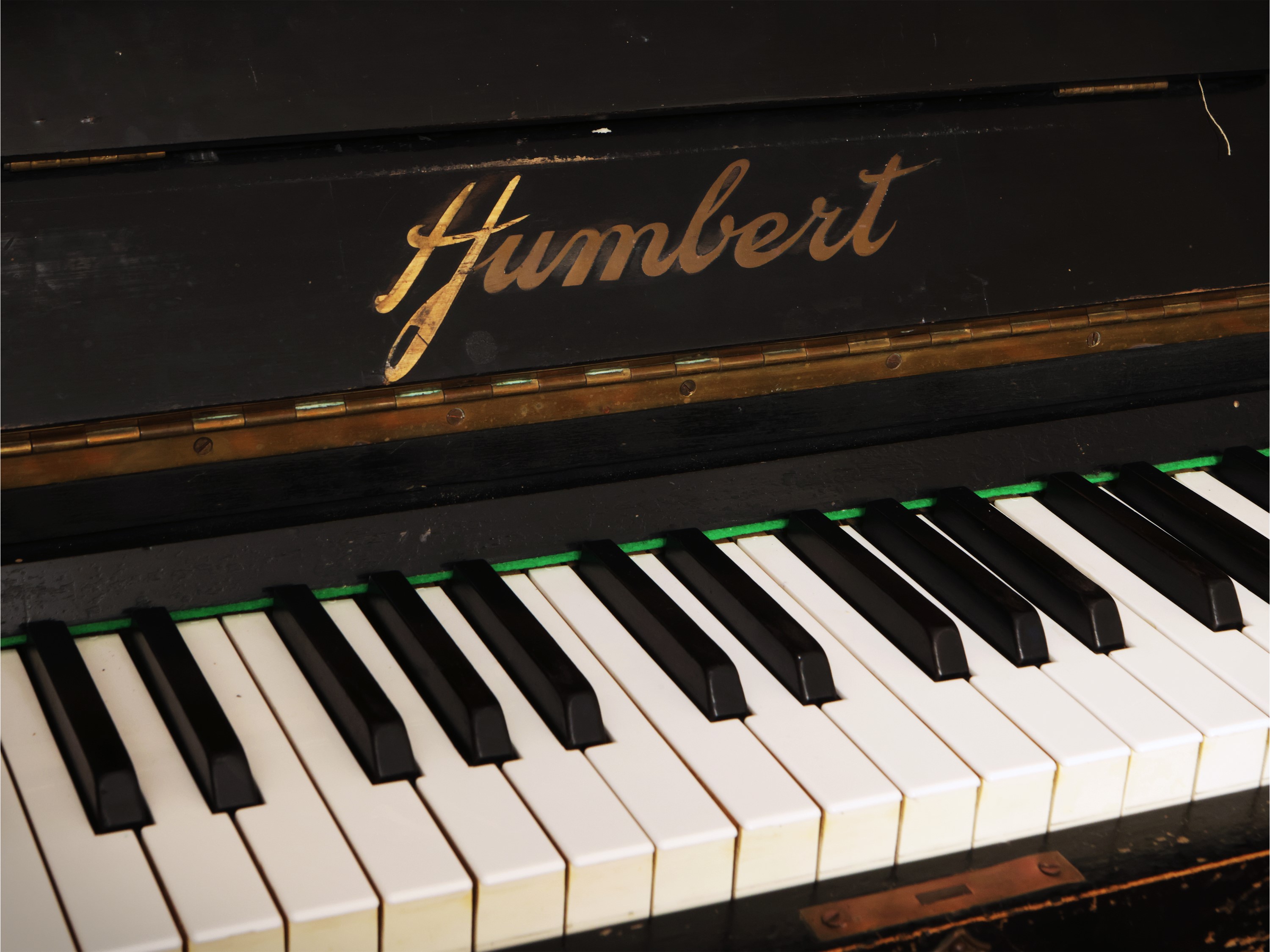 Pianoforte verticale in legno ebanizzato, h cm 134x156x65