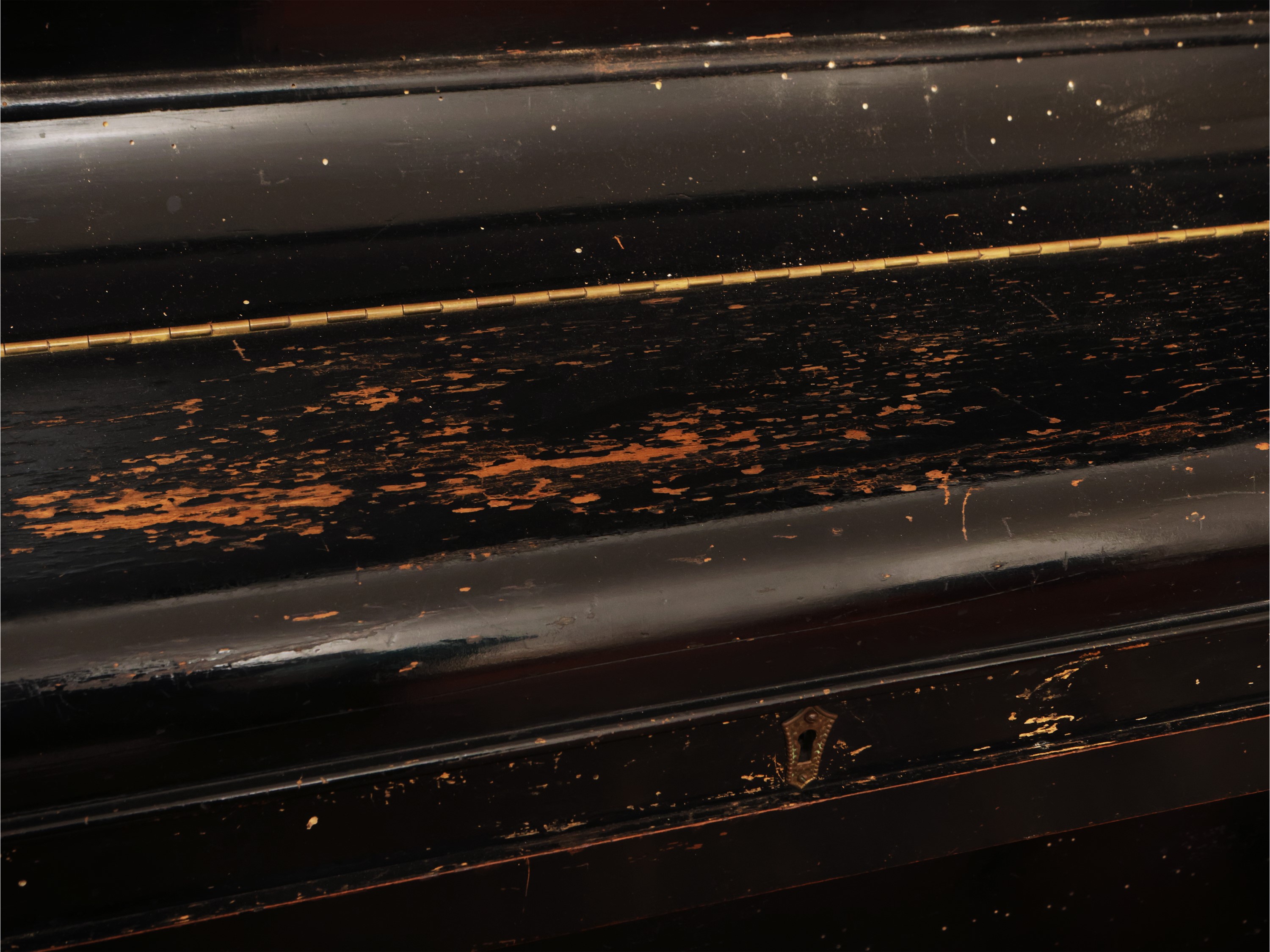 Pianoforte verticale in legno ebanizzato, h cm 134x156x65