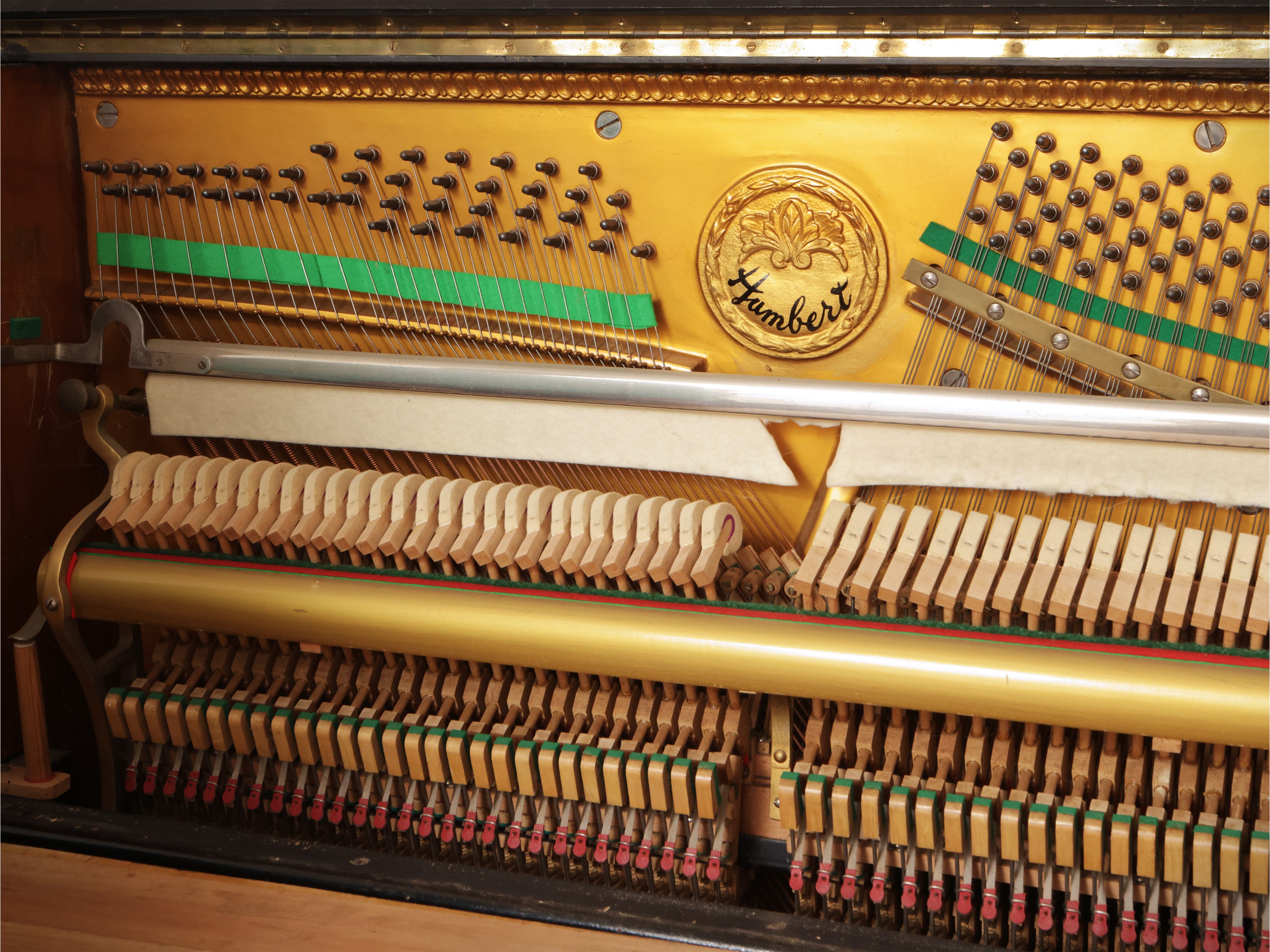 Pianoforte verticale in legno ebanizzato, h cm 134x156x65