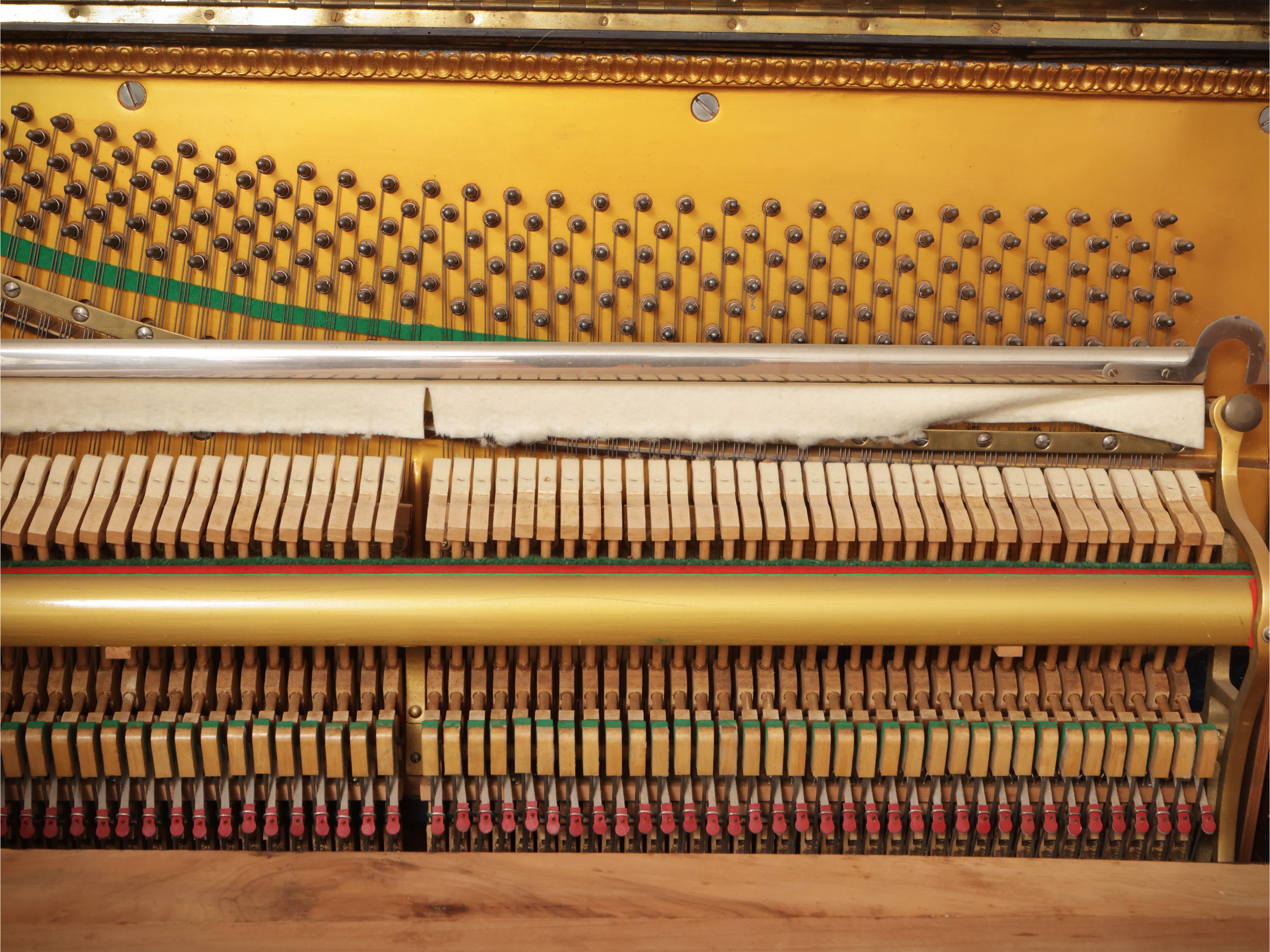 Pianoforte verticale in legno ebanizzato, h cm 134x156x65