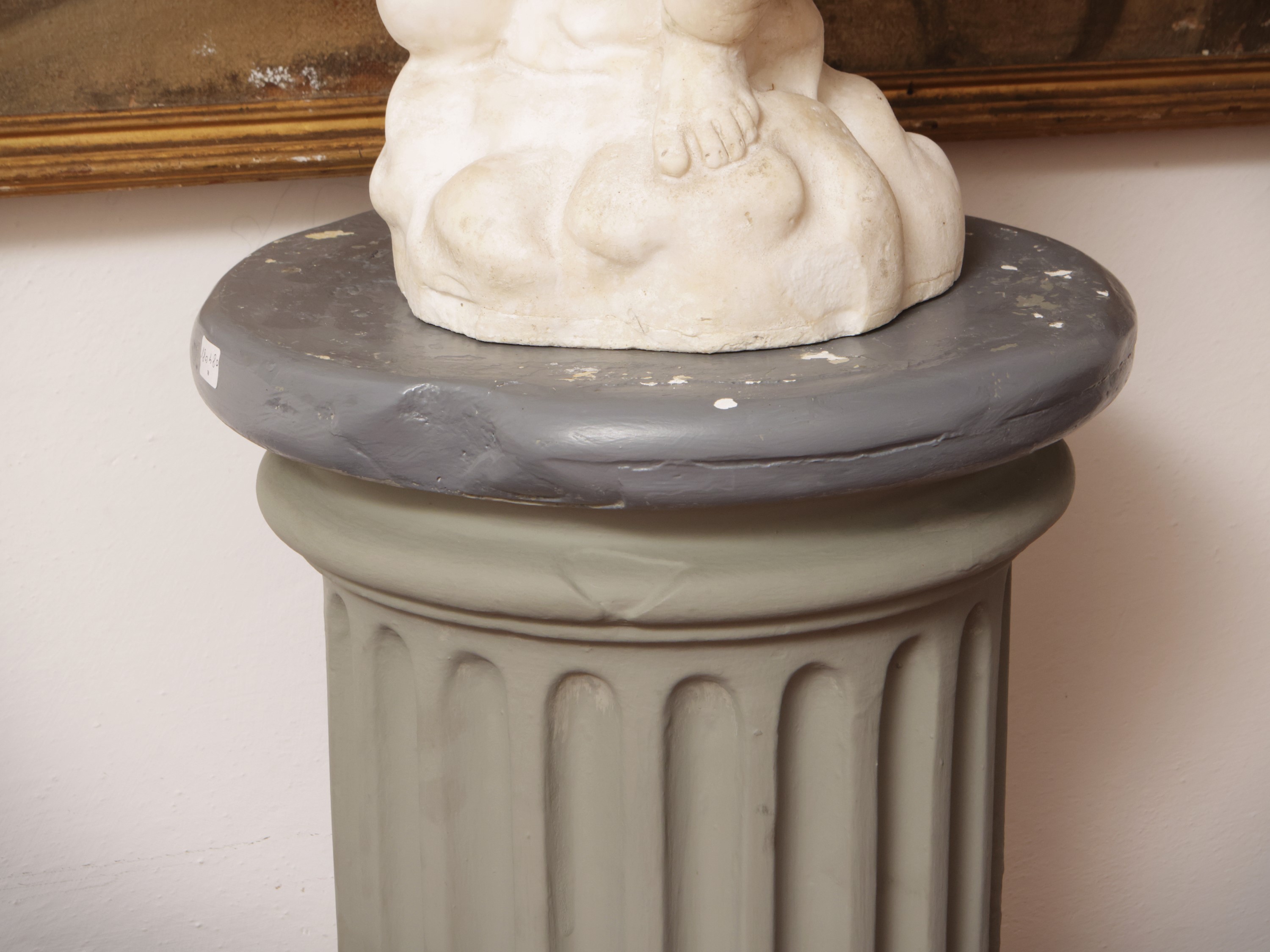 Colonna Portasculture in Gesso