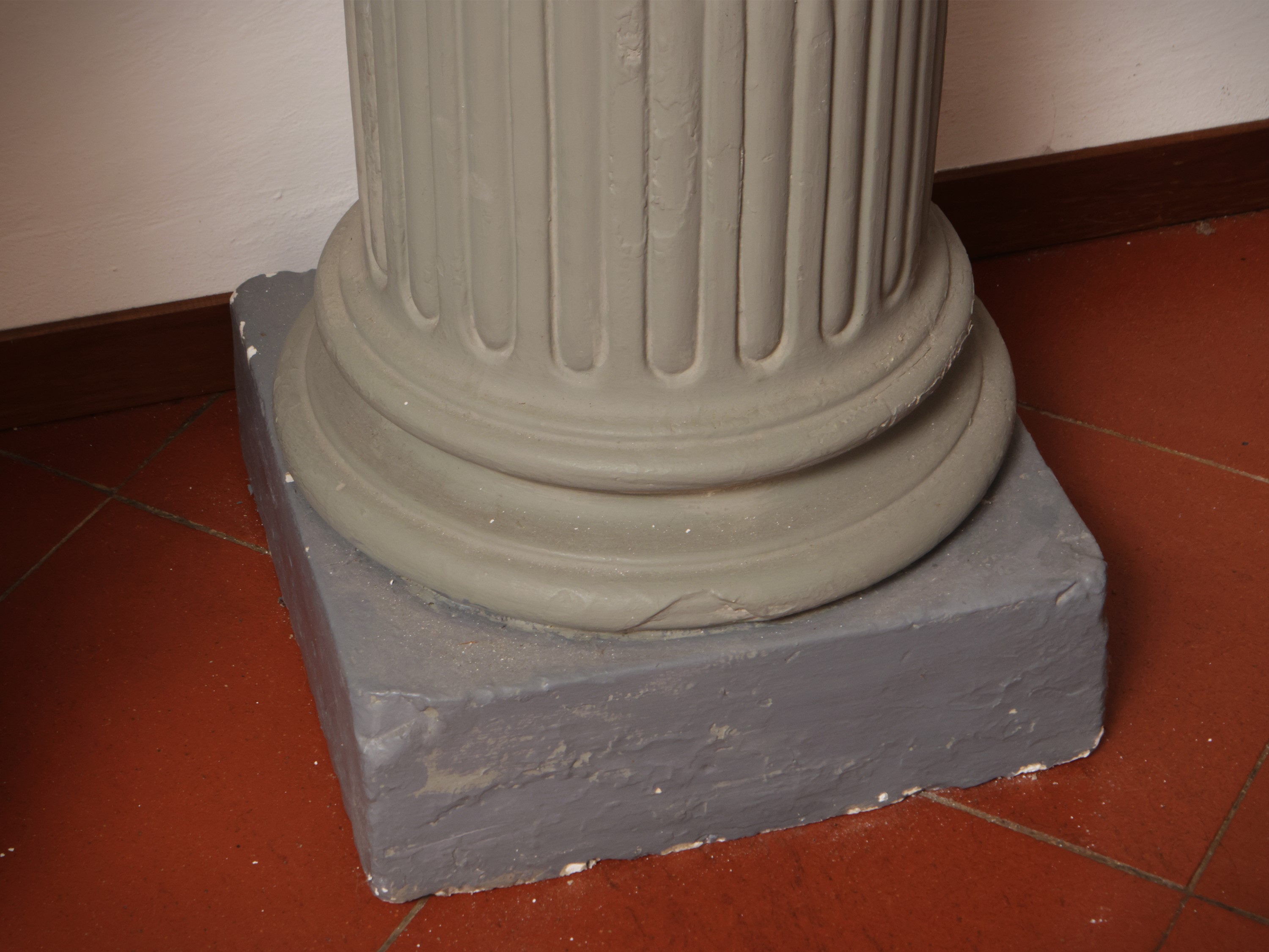 Colonna Portasculture in Gesso