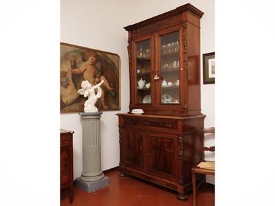 Vetrina a due corpi, in noce e piuma di noce