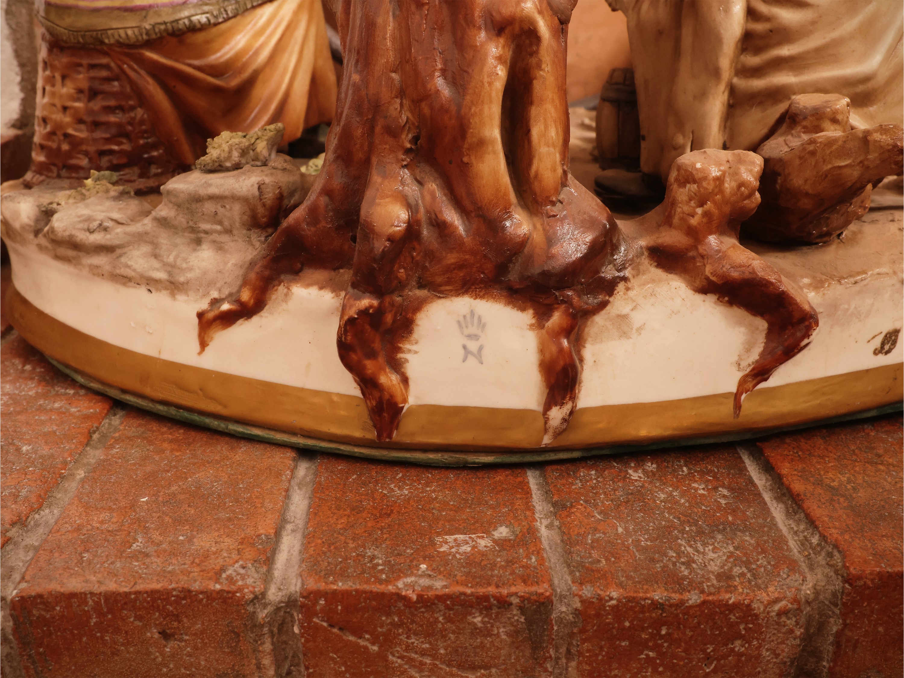 Gruppo in porcellana policroma, raffigurante contadini, firmato con N coronata
