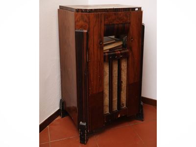 Mobile radio in radica, anni Trenta (mancante della radio interna)