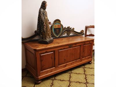 Cassapanca rustica, legno intagliato con angoli scantonati