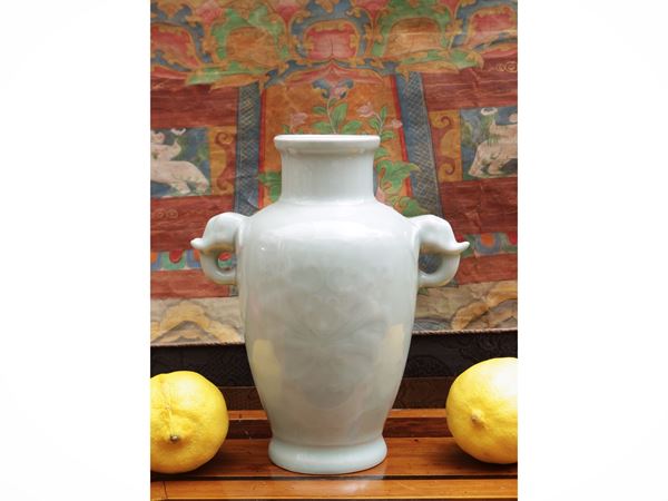 Vaso in porcellana celadon con anse a forma di testa d’elefante, Cina, periodo 1950–1970