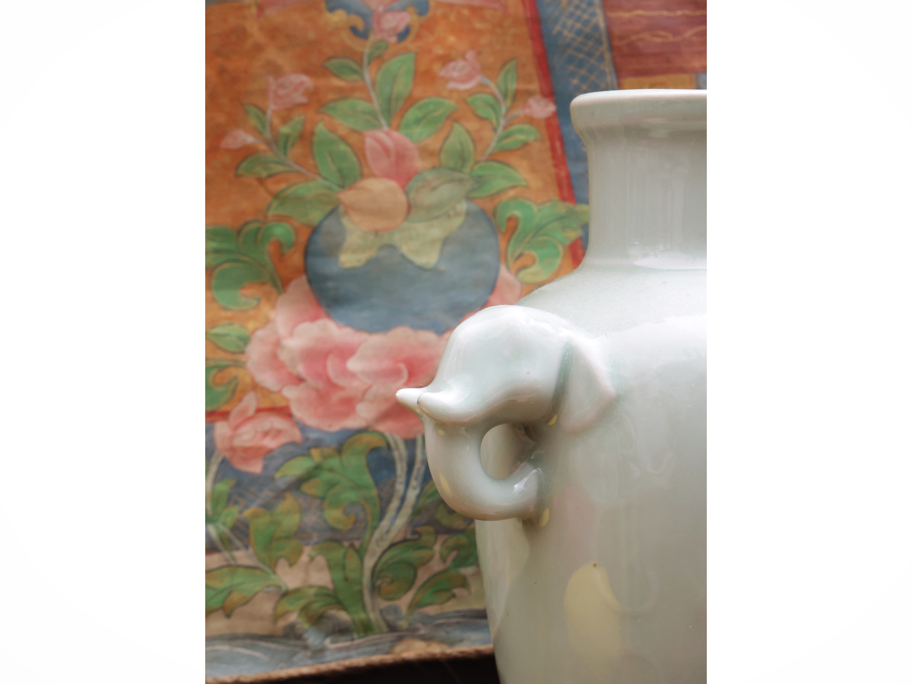 Vaso in porcellana celadon con anse a forma di testa d’elefante, Cina, 1950-1970