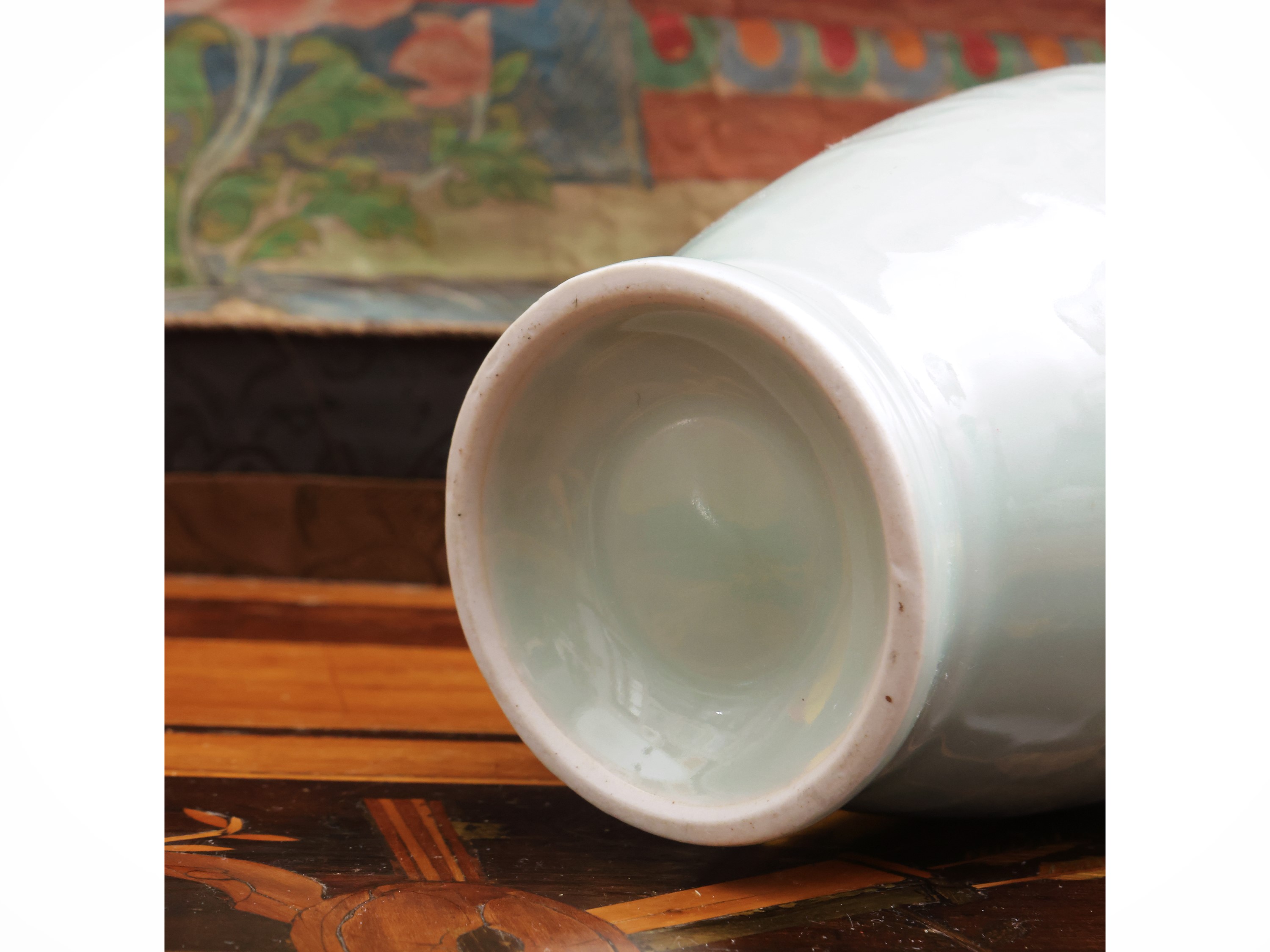 Vaso in porcellana celadon con anse a forma di testa d’elefante, Cina, 1950-1970