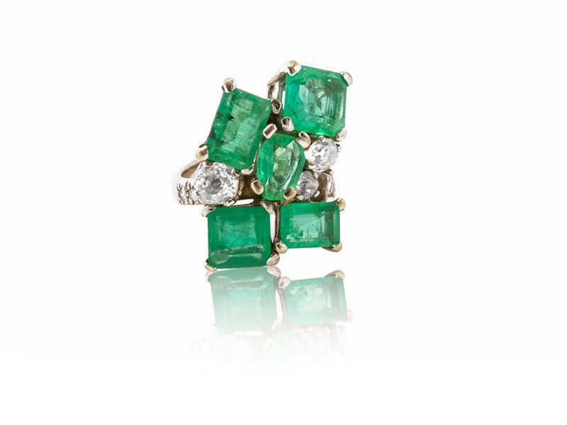 Anello in oro bianco con diamanti e smeraldi
