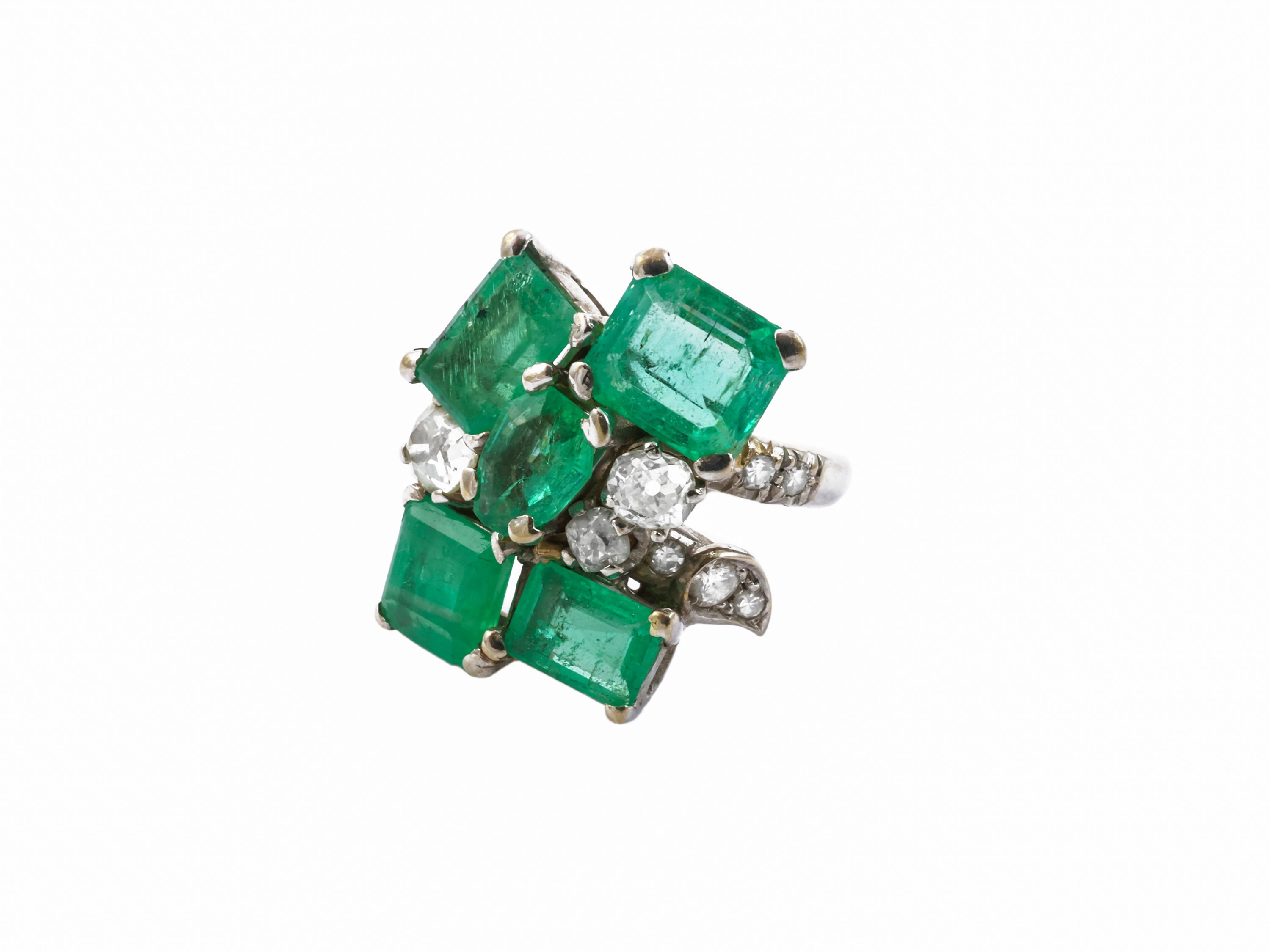 Anello in oro bianco con diamanti e smeraldi