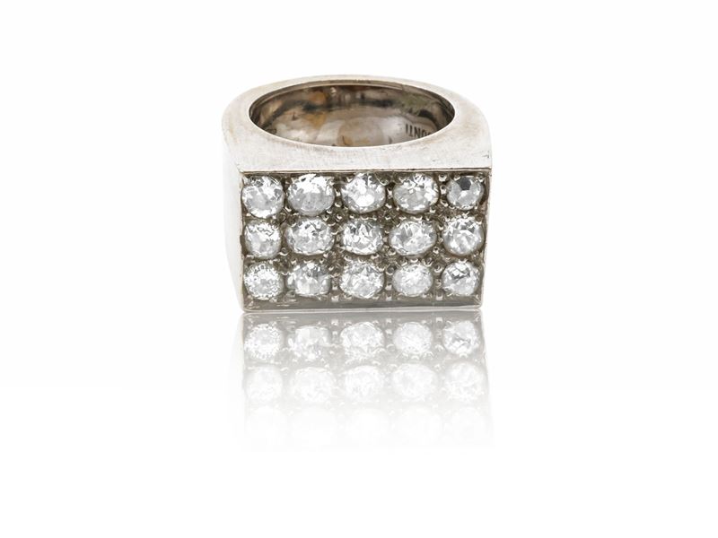 Anello squadrato in oro bianco con diamanti