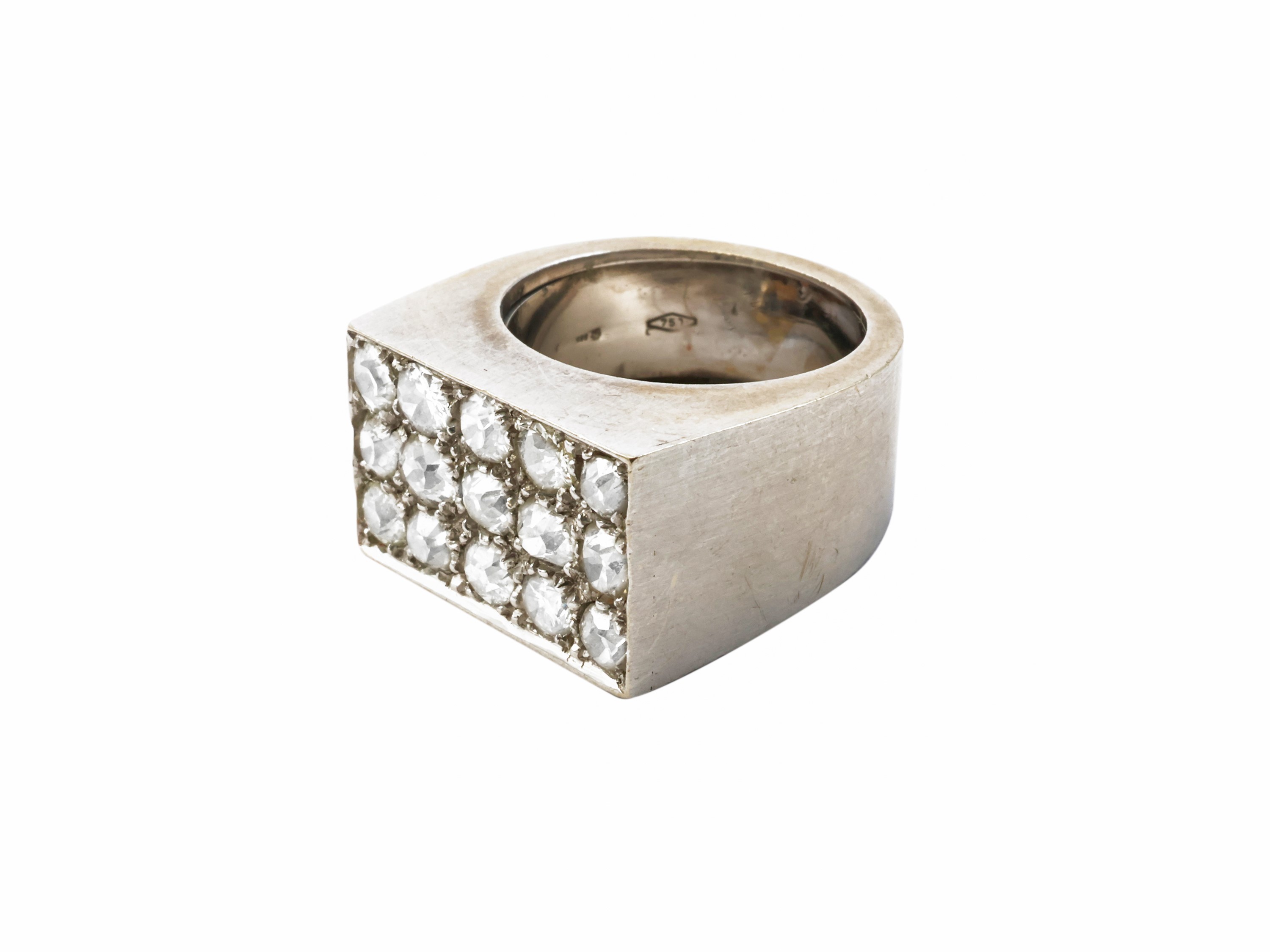 Anello squadrato in oro bianco con diamanti