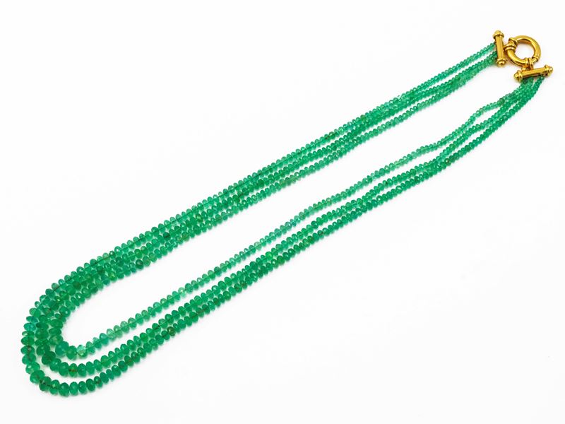 Collana multifilo degradè di smeraldi con fermezza in oro giallo