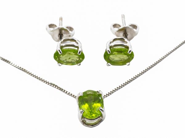 Demiparure composed of earrings and necklace in white gold with peridots  - Auction Jewels and Watches - Maison Bibelot - Casa d'Aste Firenze - Milano
