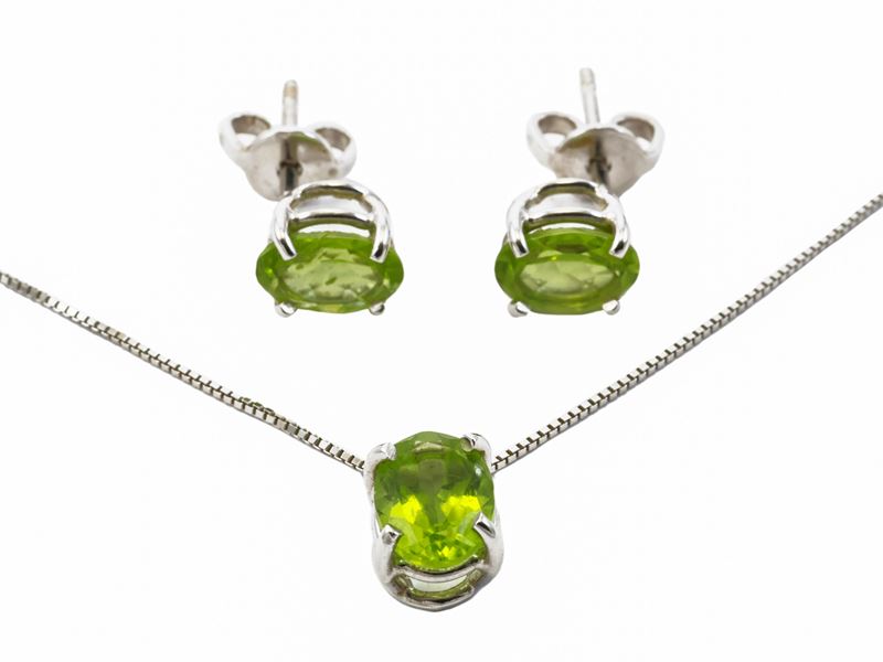 Demiparure composta da orecchini e collana in oro bianco con peridoti