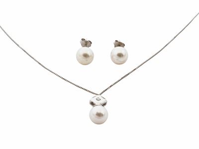 Orecchini e collana, demiparure in oro bianco con perle e diamanti