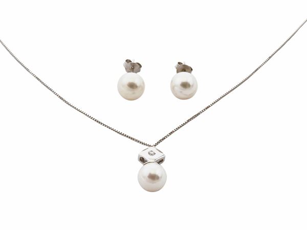 Demiparure composta da orecchini e collana in oro bianco con perle e diamante