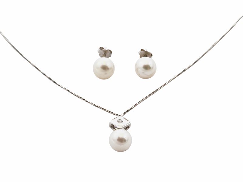 Orecchini e collana, demiparure in oro bianco con perle e diamanti