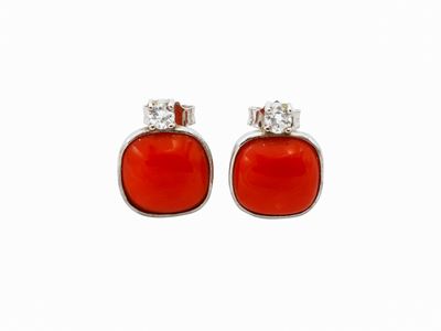 Orecchini in oro bianco con diamanti e corallo rosso, cm 1,4