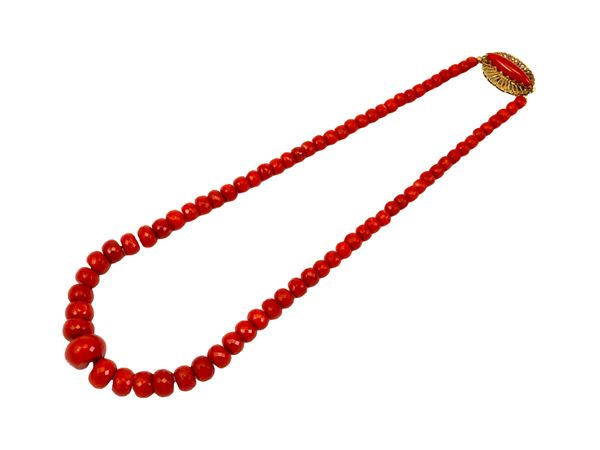 Faceted red coral barrel necklace with yellow gold clasp  (Fifties/Sixties)  - Auction Jewels and Watches - Maison Bibelot - Casa d'Aste Firenze - Milano