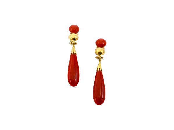Orecchini pendenti in oro giallo con coralli rossi  (Sixties)  - Asta Gioielli e Orologi - Maison Bibelot - Casa d'Aste Firenze - Milano