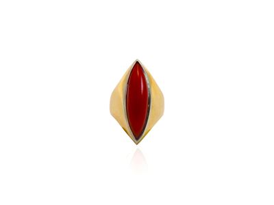 Anello in oro giallo con corallo rosso cabochon, misura 17, anni Sessanta