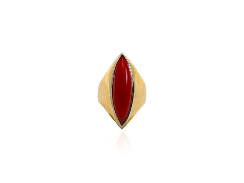 Anello in oro giallo con corallo rosso cabochon, misura 17, anni Sessanta