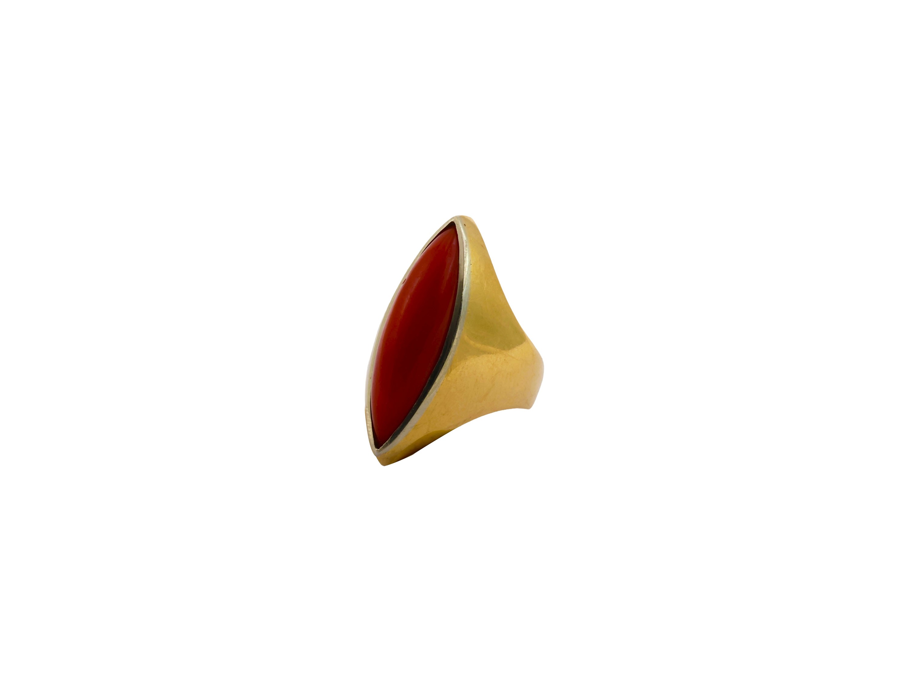 Anello in oro giallo con corallo rosso cabochon, misura 17, anni Sessanta
