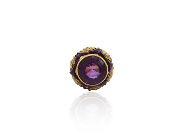 Anello in oro giallo con ametiste e microperle