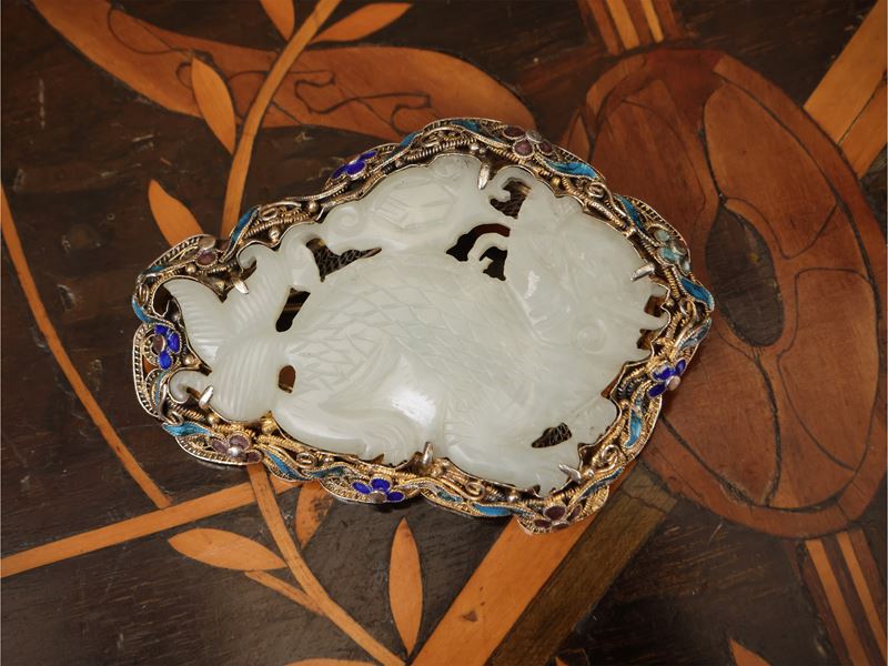 Spilla con placchetta in giada bianca, Cina, dinastia Qing