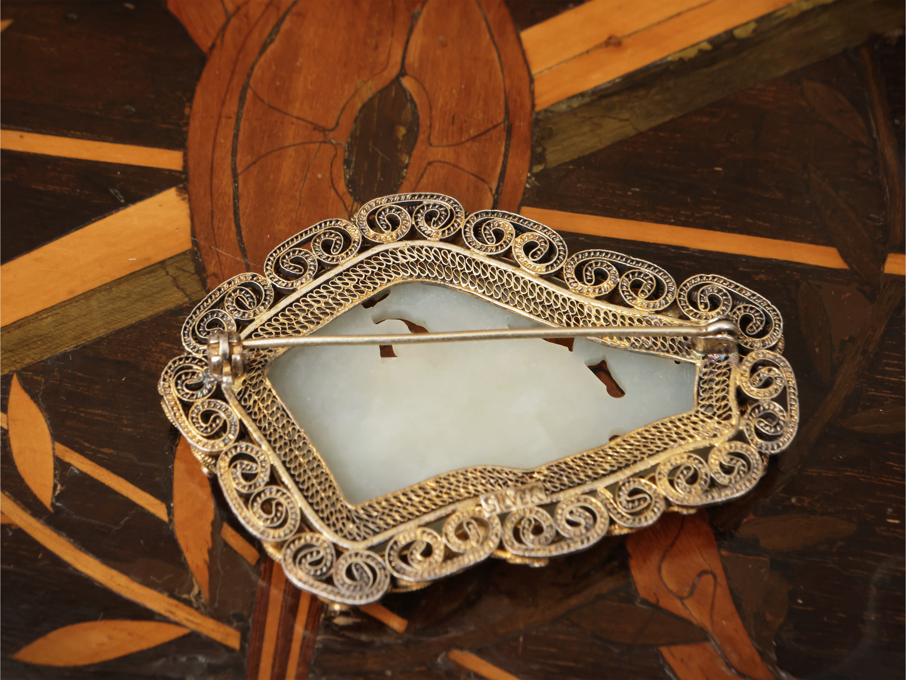 Spilla con placchetta in giada bianca, Cina, dinastia Qing