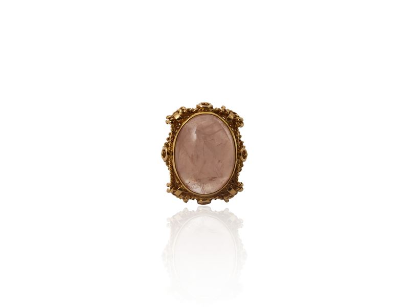 Anello in oro giallo con quarzo rosa