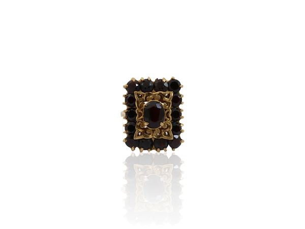 Rectangular ring in yellow gold with garnets