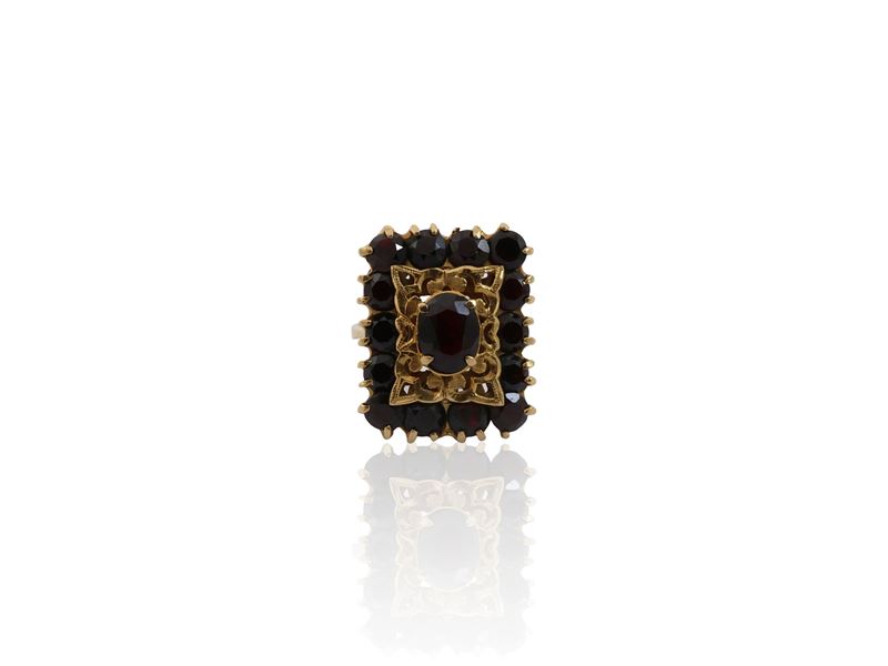 Anello rettangolare in oro giallo con granati, anni Cinquanta/Sessanta