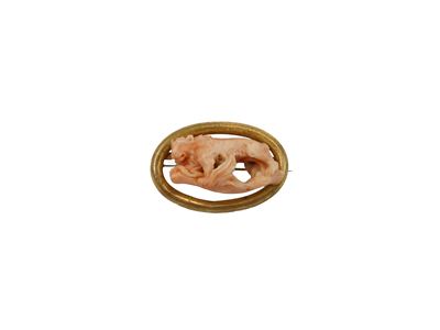 Spilla in oro giallo con corallo rosa intagliato, anni Cinquanta