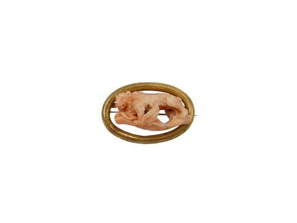 Yellow gold brooch with carved pink coral
