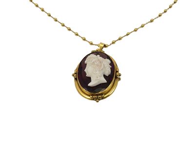 Collana in oro giallo con pendente/spilla in oro giallo e cammeo di donna