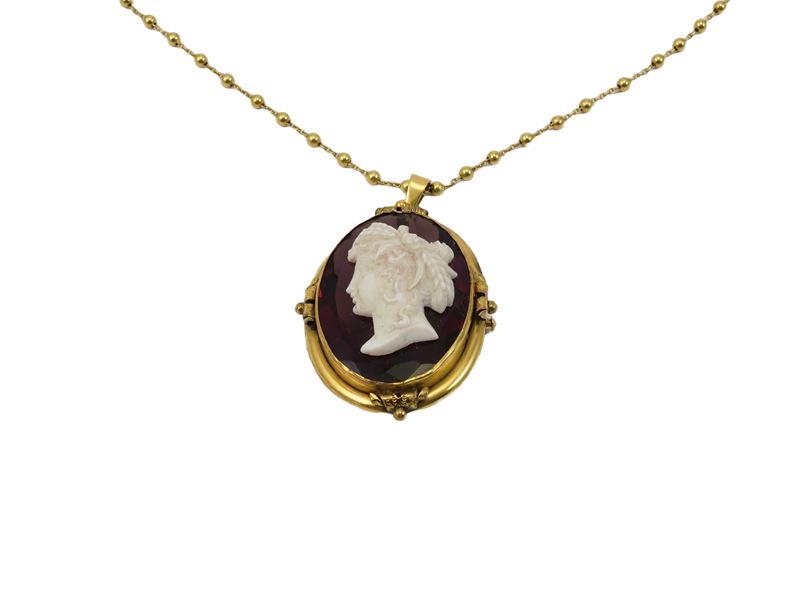 Collana in oro giallo con pendente/spilla in oro giallo e cammeo di donna