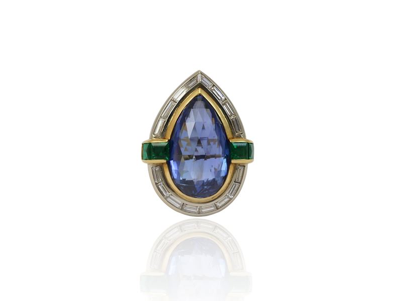 Anello da cocktail in oro giallo e bianco con zaffiro diamanti e smeraldi