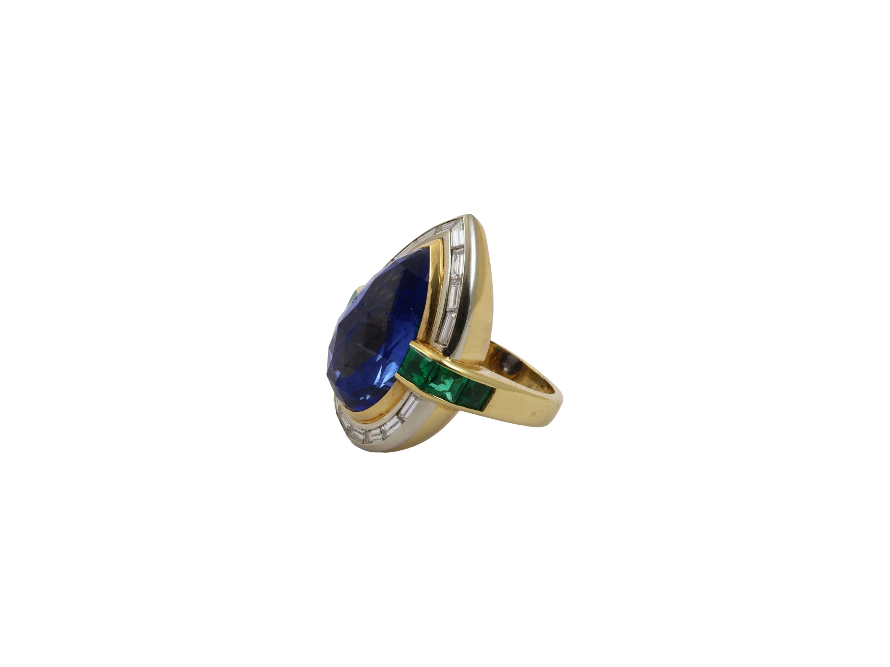 Anello da cocktail in oro giallo e bianco con zaffiro diamanti e smeraldi