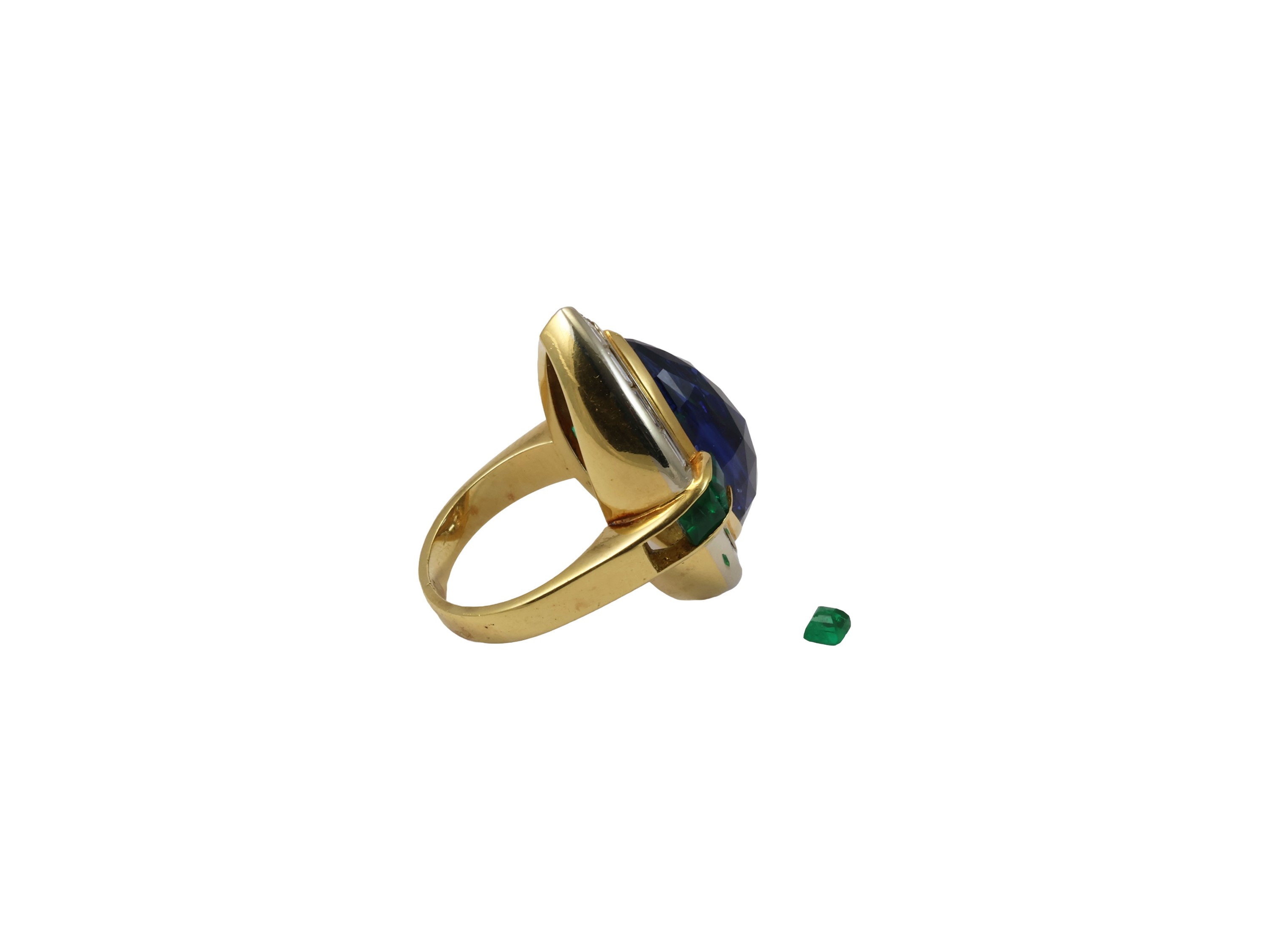 Anello da cocktail in oro giallo e bianco con zaffiro diamanti e smeraldi