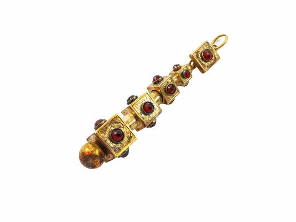 Pendente charm geometrico in oro giallo basso titolo e granati