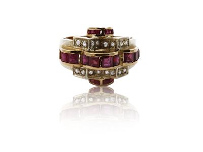 Anello, Fascia squadrata in oro bianco e giallo con diamanti e rubini