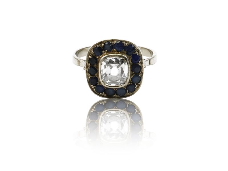 Anello a margherita in oro bianco con diamante e zaffiri