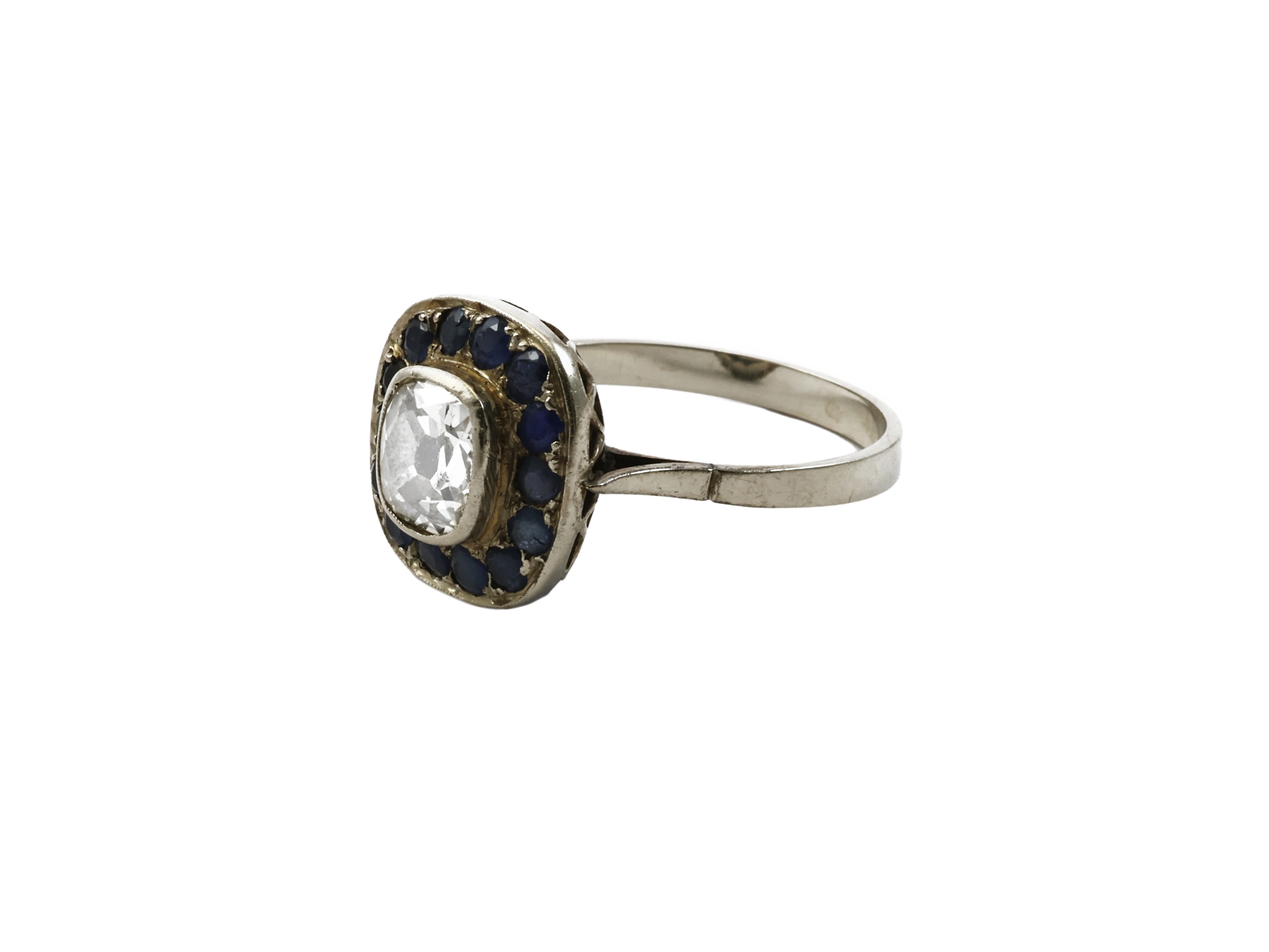 Anello a margherita in oro bianco con diamante e zaffiri