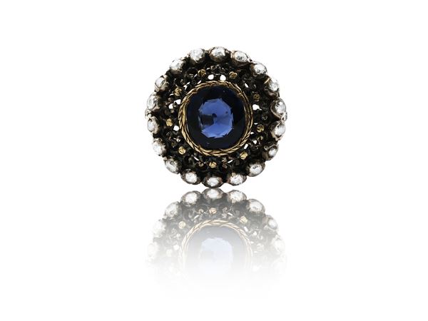 Anello rosone in oro giallo e argento con diamanti taglio antico e zaffiro sintetico