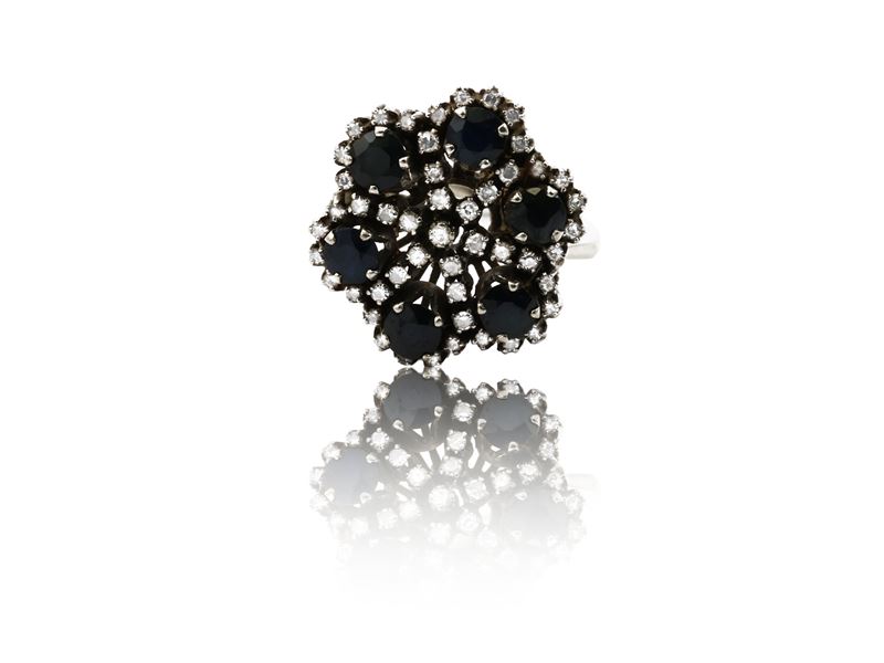 Anello fiore in oro bianco con diamanti e zaffiri