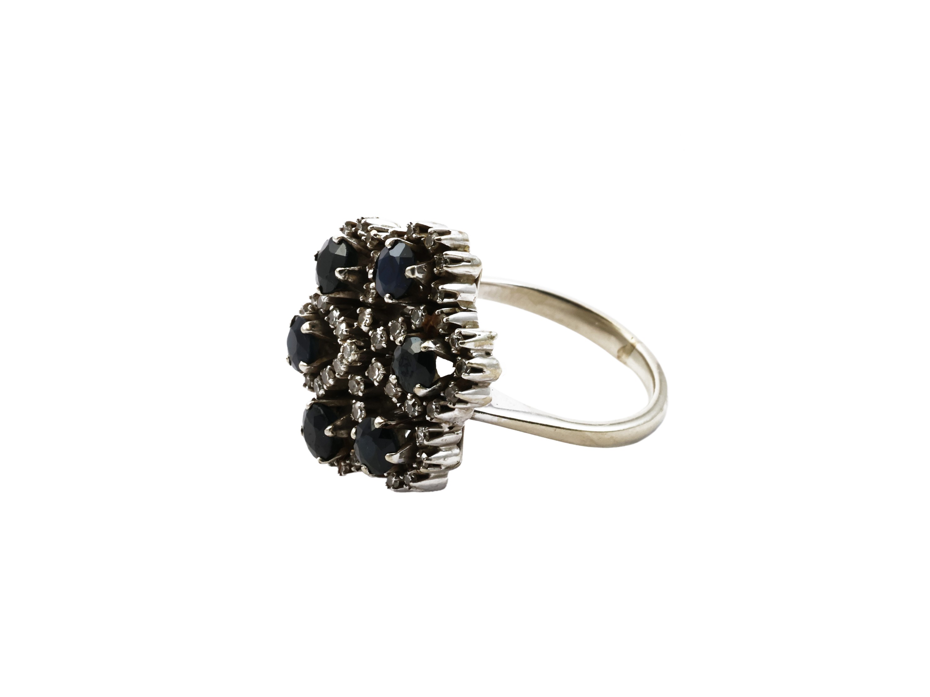 Anello fiore in oro bianco con diamanti e zaffiri