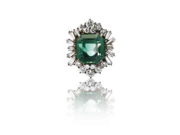 Anello in oro bianco con diamanti e berillo verde